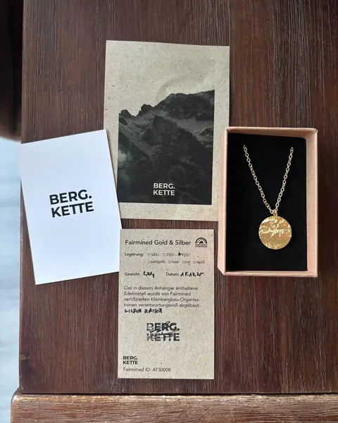 Kundenfoto: Anhänger Wilder Kaiser in der Schachtel, daneben das Fairmined-Zertifikat