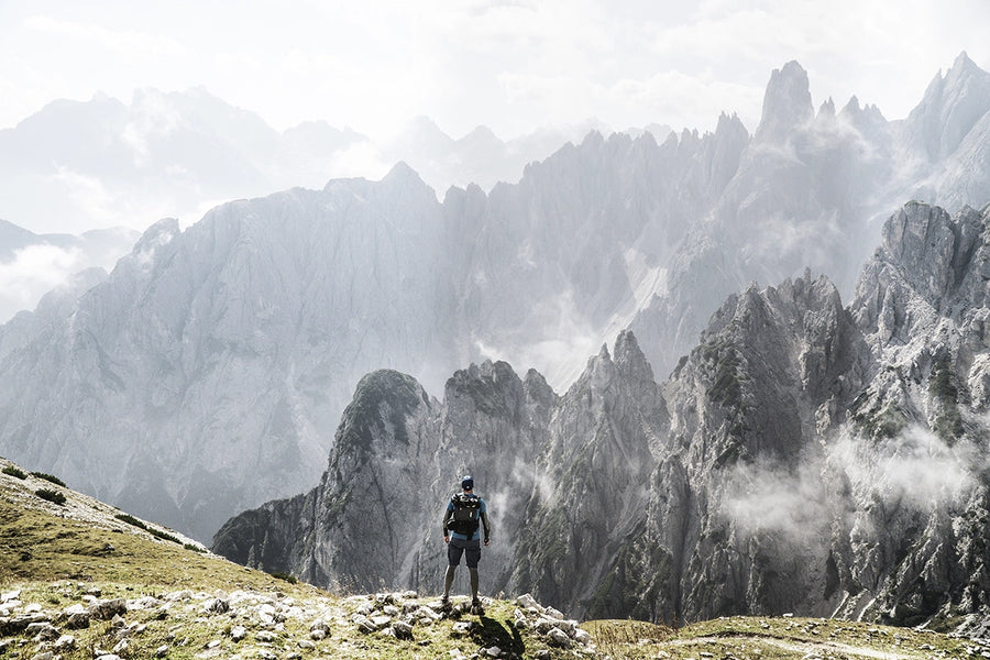 Bergsteiger auf einem Gipfel in den Alpen