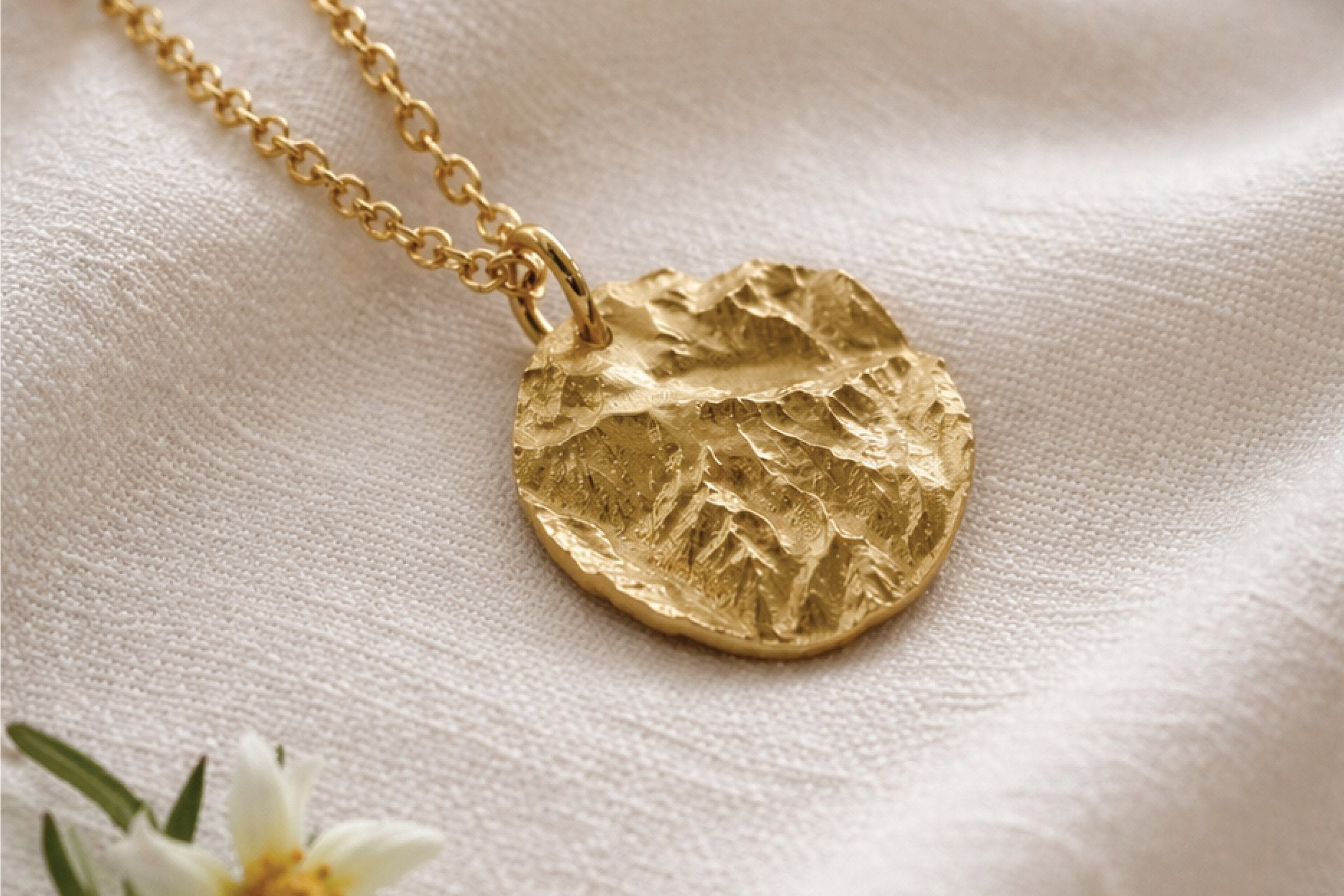 Goldene Bergkette mit Bergmotiv – Hausberg