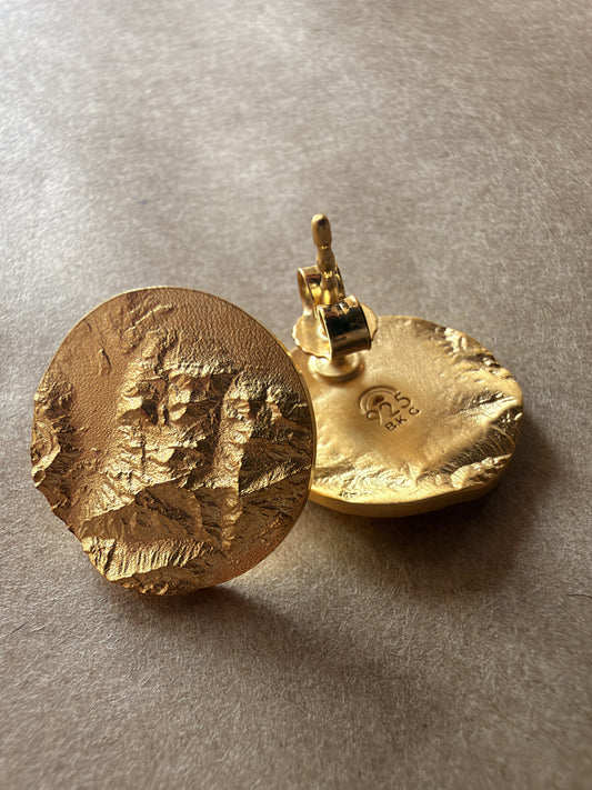 Personalisierte Ohrstecker von BERG.KETTE mit Bergrelief, gelb vergoldet, Vorder- und Rückseite